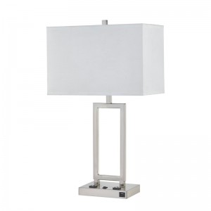 Gatsby Desk Lamp met geborsteldenikkelafwerking, twee stopcontacten, een op/off rocker -schakelaar en een USB -poort