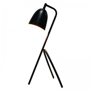 Three Legs Desk Lamp met zwarte afwerking en een op/off rocker -schakelaar in de rij in de kamer